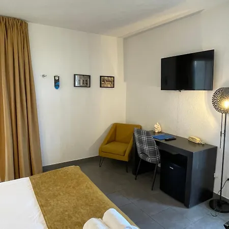 Patio De Violette Юзес