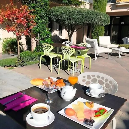 Patio De Violette Юзес