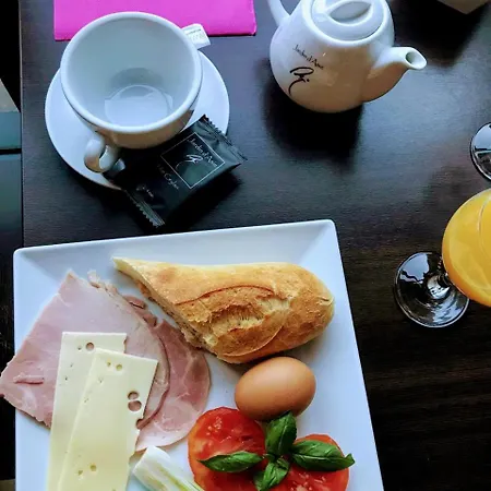 Patio De Violette Юзес